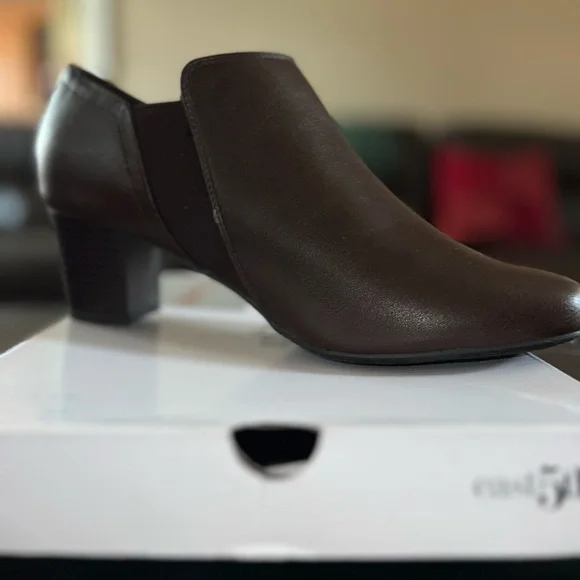 Casual Charm. Brand new, in box, East5th Chocolate ankle boot, 8.5M. Memory Foam - Picture 5 of 11